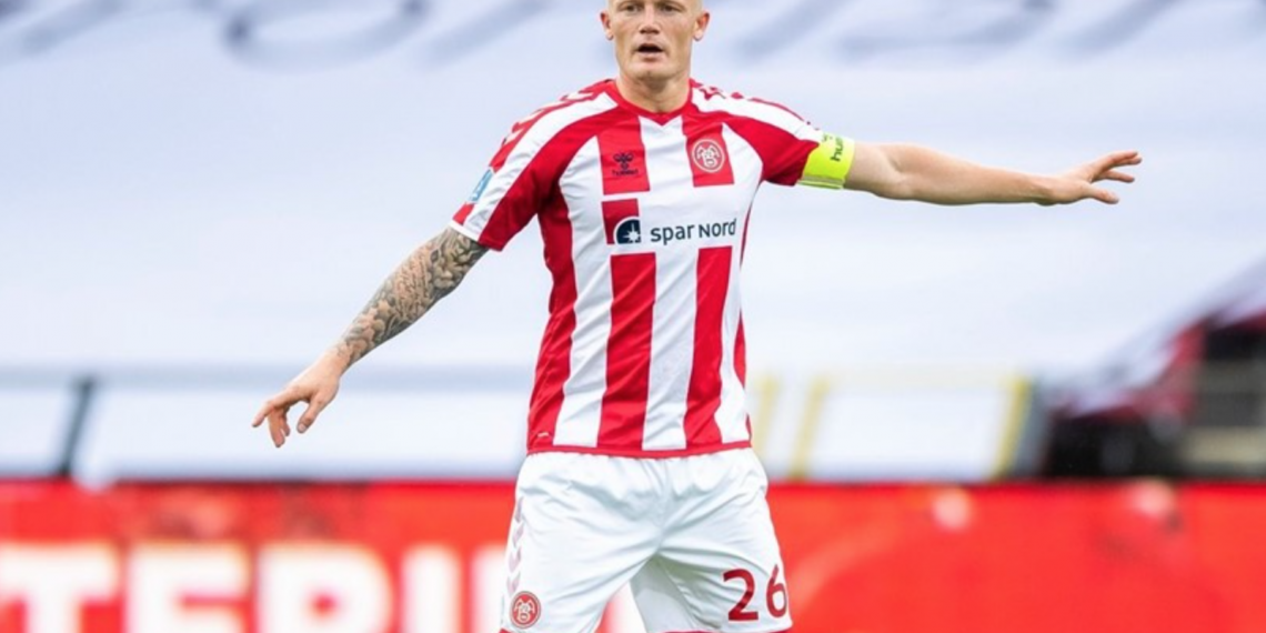 Thelander på vej i Klub 100 i AaB
