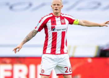 Thelander på vej i Klub 100 i AaB