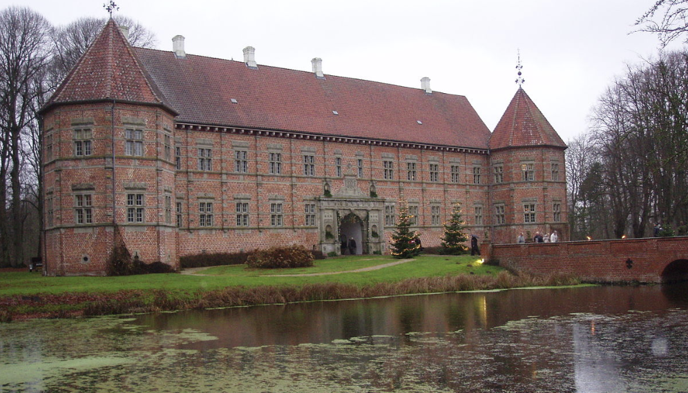 Voergaard Slot: Nat teater og overnatning på slottet – med aktiviteter for børnefamilierne