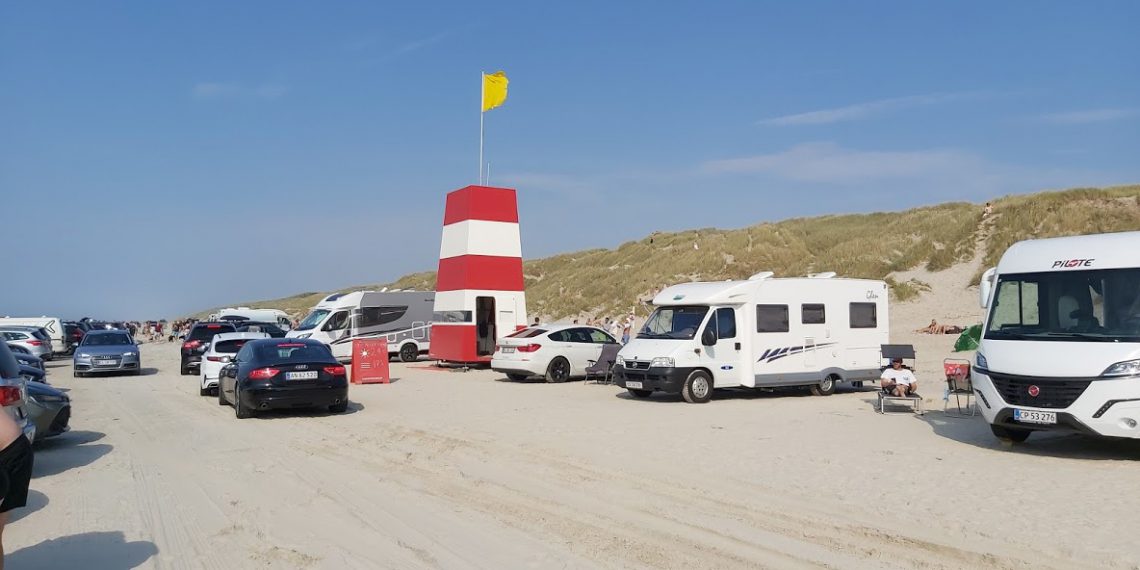 Redningsudstyr bliver på Blokhus Strand selvom livreddernes sæson er afsluttet