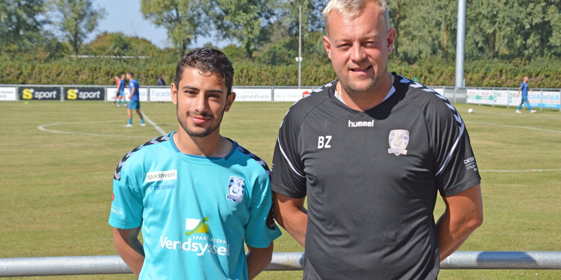 Essam Salamoun trækker i den blå trøje