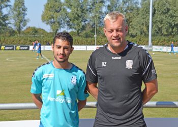 Essam Salamoun trækker i den blå trøje