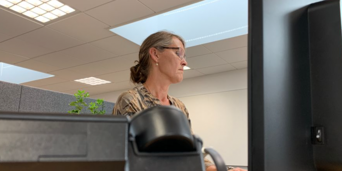 Svindlerne rammer os når vi har paraderne nede