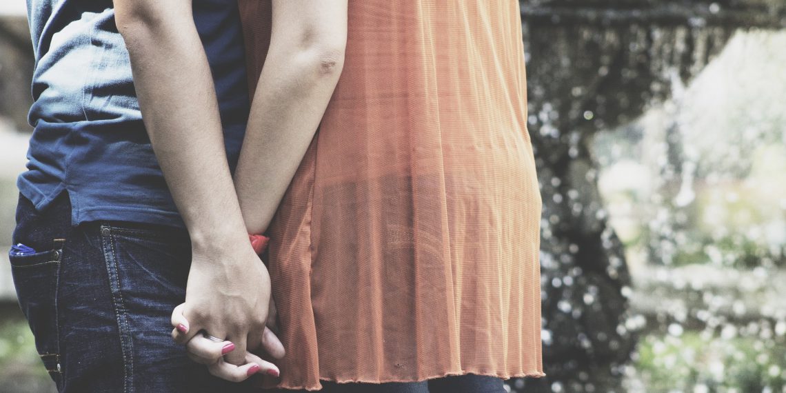 Kan jeg gå på date? Og hvad med sex? – Unge får svar om COVID-19 i nye råd fra Sundhedsstyrelsen