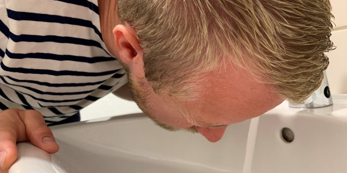 Giftlinjen melder om markant stigning i uheld: 4 råd til, hvis du får håndsprit i øjnene
