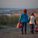 Frivillige børn og voksne samler affald i stor stil på strandene