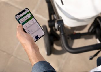 Få en intelligent barnevogn med skubbeassistance, automatisk bremsefunktion og med indbygget mobiloplader
