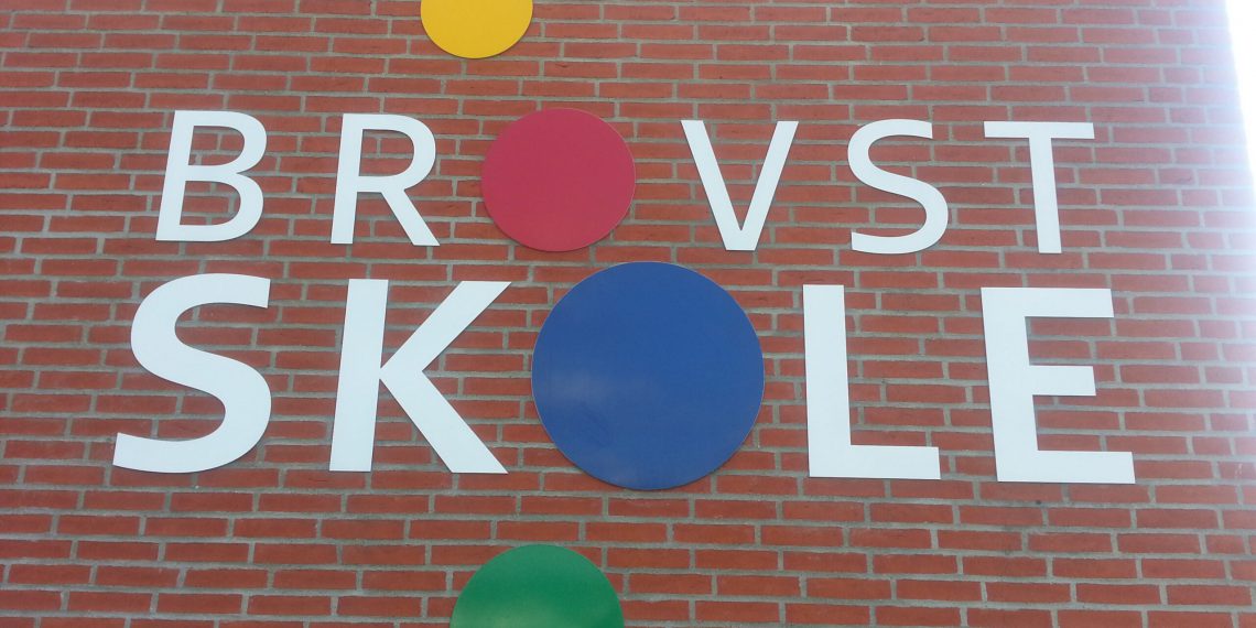Elever fra Brovst skole planter træer