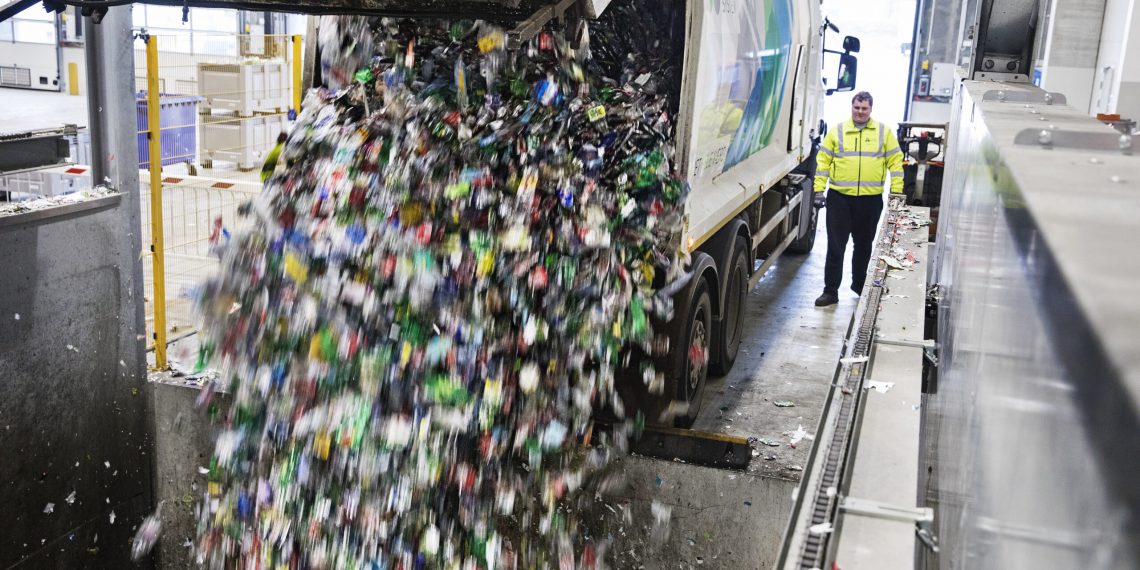 Hele 1,7 mia. flasker og dåser blev afleveret i 2020