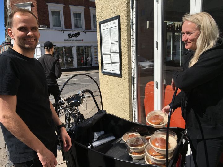 Frivillige og medarbejdere måtte tænke nyt for at hjælpe bl.a. hjemløse. Mange væresteder lukkede køkkenet og erstattede det med maduddeling på gaden som her i Aalborg. Privatfoto.