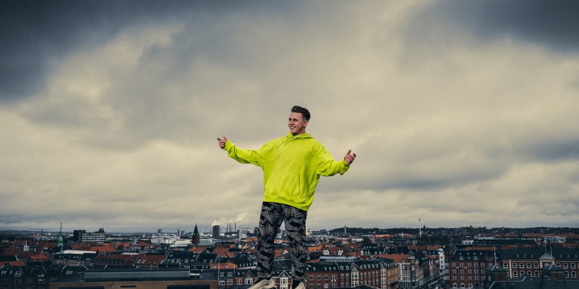 DJ Martin Jensen i spektakulær og gratis onlinekoncert fra toppen af AKKC’s scenetårn