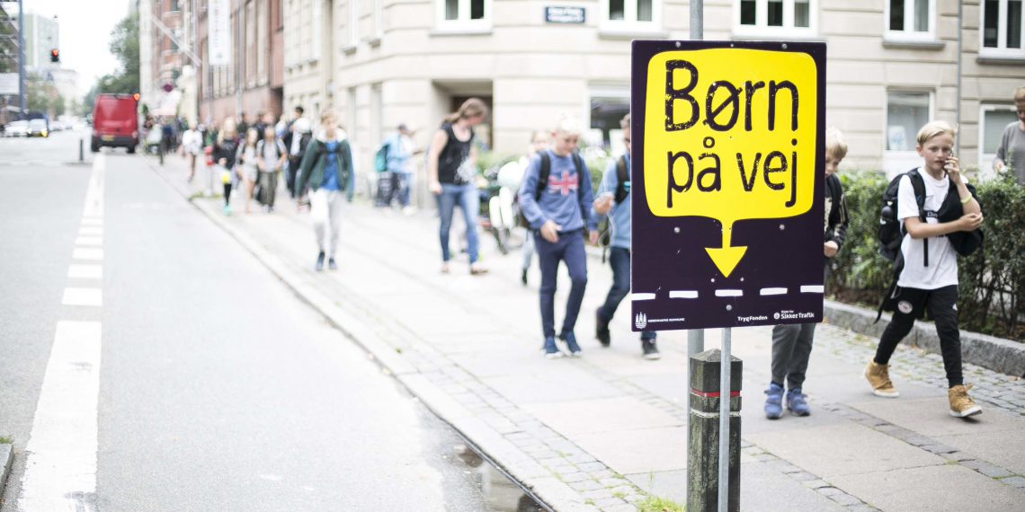 Politiet i målrettede indsatser på skolevejene: Høj fart, manglende seler og mobilkørsel