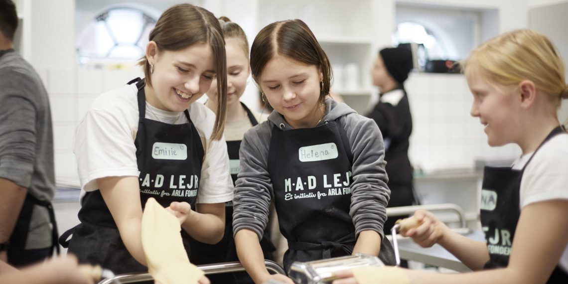 Teenagepigerne slår stadig drengene i køkkenet