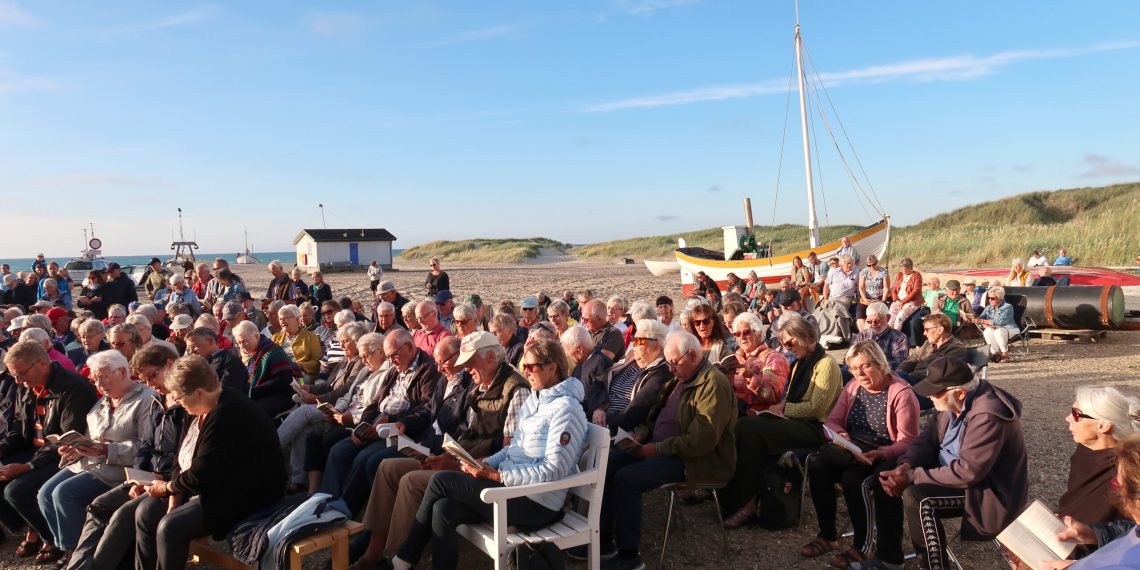 Fællessang i solnedgangen ved Slettestrand