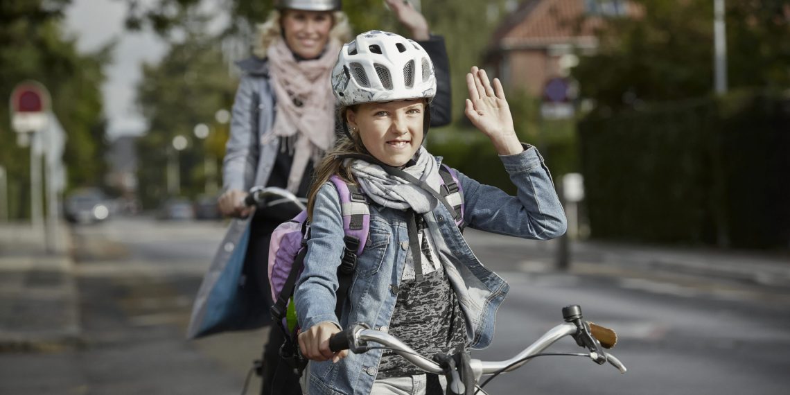 Ny kampagne: Sådan kan forældre hjælpe teenagerne til også at spænde hjelmen