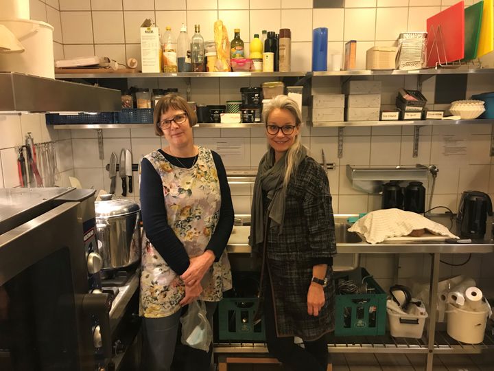 Mette Ring (t.h.) er frivillig hver anden jul på værestedet Den Blå Sociale Café i Hjørring. Til venstre ses værestedsleder Susanne Houmøller.