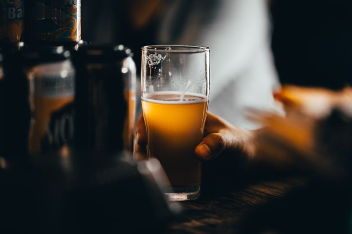 Undersøgelser viser, at unge, der har aftaler om alkohol med deres forældre, drikker mindre end unge, der ikke har. Foto: Unsplash.com