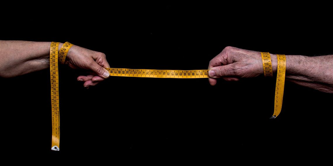 Krav om 2 meter og undgå helst myldretiden i busser og tog