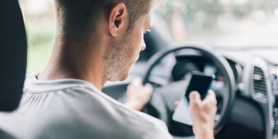 Læser du SMS’er mens du kører bil?