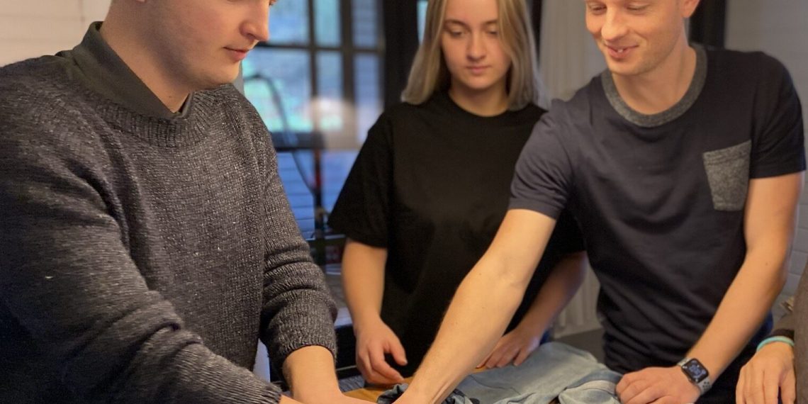 Bæredygtigt børnetøjsprojekt: Brødrene Simon og Rasmus bygger tøj om