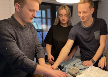 Bæredygtigt børnetøjsprojekt: Brødrene Simon og Rasmus bygger tøj om