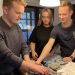 Bæredygtigt børnetøjsprojekt: Brødrene Simon og Rasmus bygger tøj om