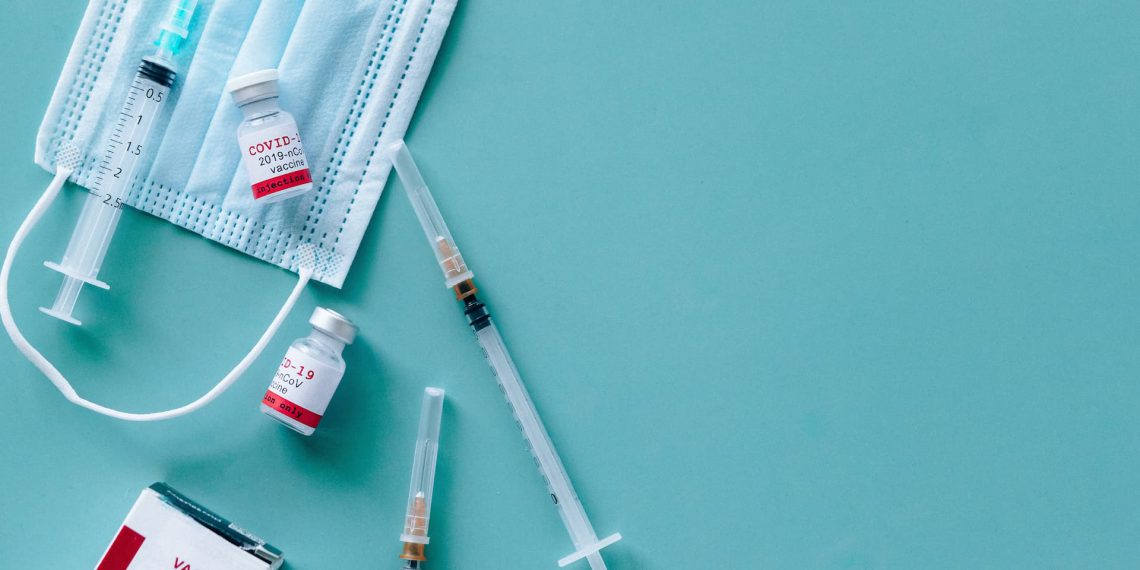 Ambitionen om at få 90 pct. tilslutning til COVID-vaccination nås inden den 1. december og influenzavaccination af børn skal meget højere op