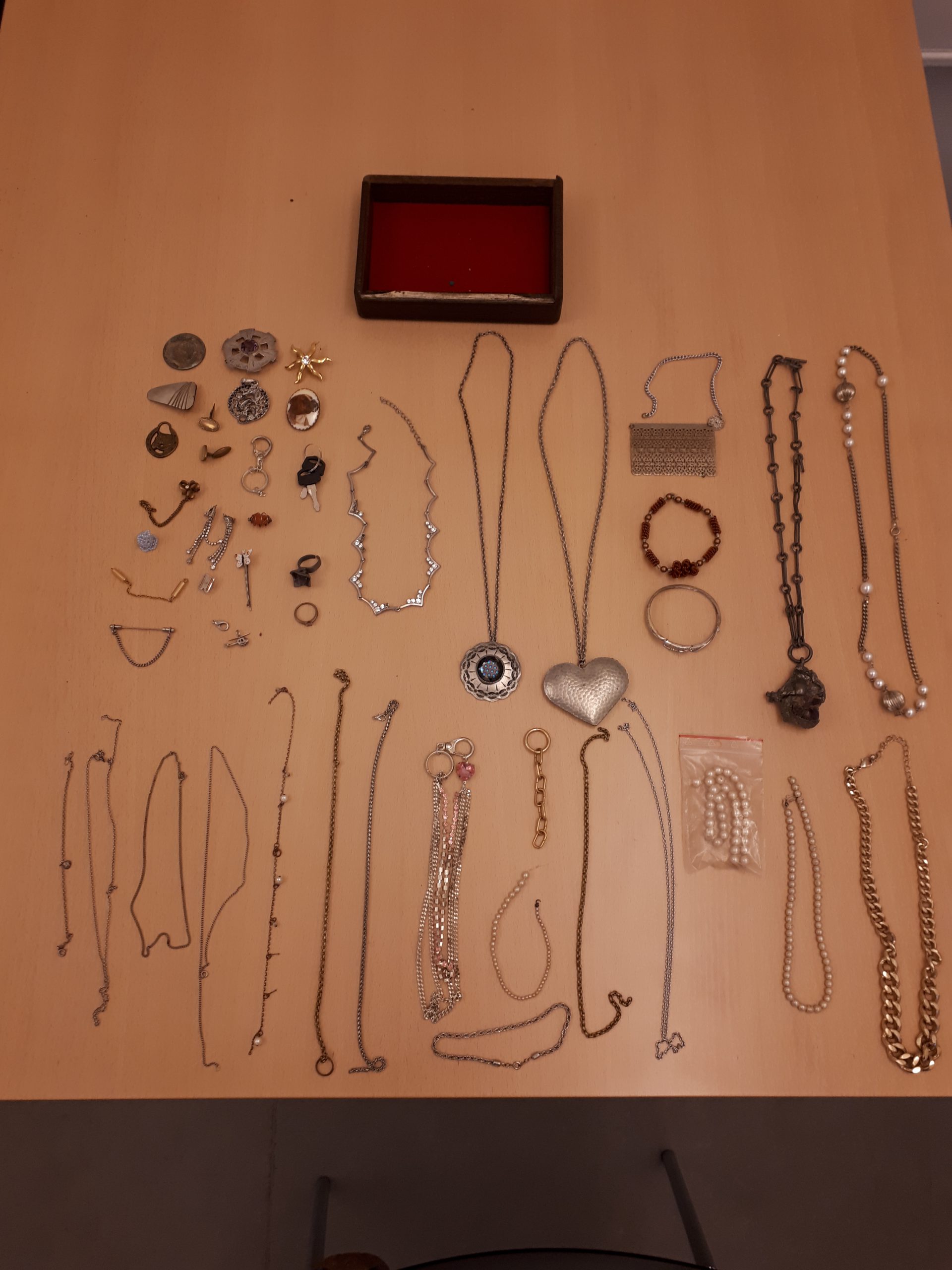 Nordjyllands Politi søger de retmæssige ejere til en større mængde smykker, som blev beslaglagt under en ransagning i Hjørring den 15. december.