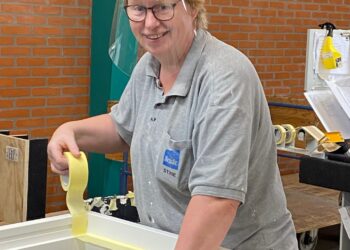 Fra ufaglært til produktionsassistent: Nordjysk vinduesvirksomhed sender flere medarbejdere på uddannelse