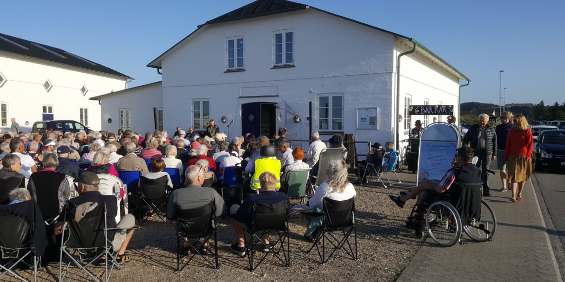 Fællessang i solnedgangen ved Slettestrand