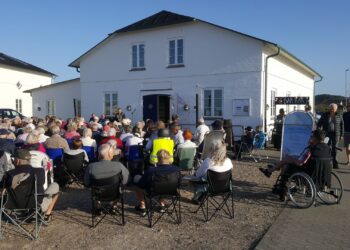 Fællessang i solnedgangen ved Slettestrand