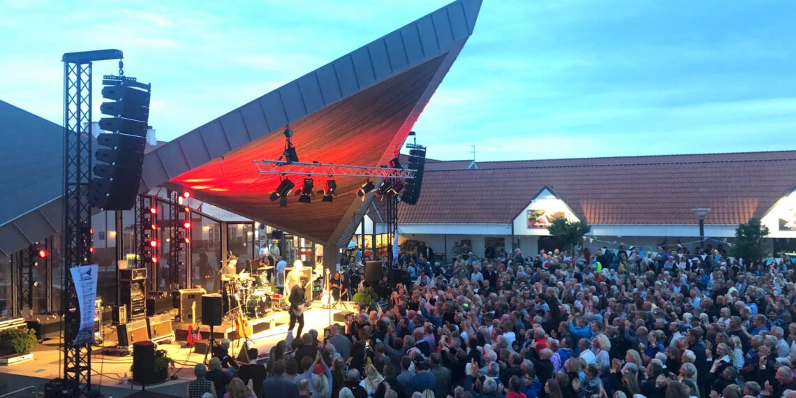 Sømændene går i land på Blokhus Torv