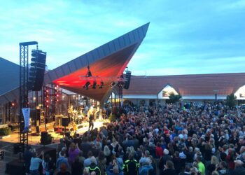 Sømændene går i land på Blokhus Torv