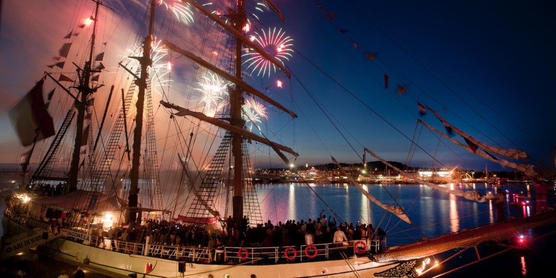 Oplev Danmarks største festfyrværkeri over Limfjorden i morgen