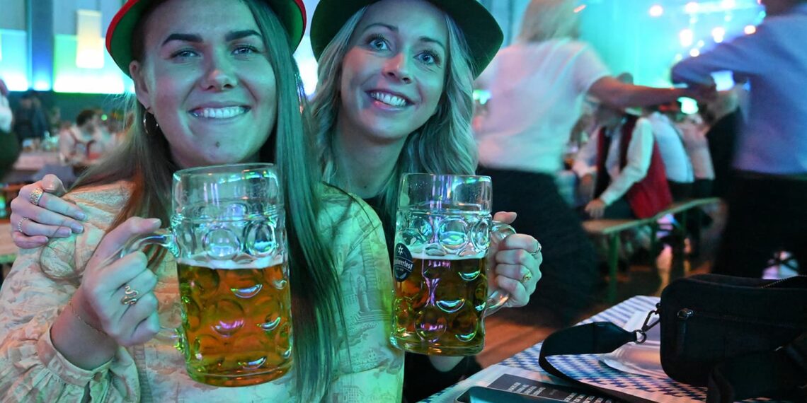 Fællessang, dans på bordene og gigantiske fadøl til Den Store Oktoberfest i AKKC
