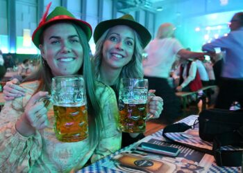 Fællessang, dans på bordene og gigantiske fadøl til Den Store Oktoberfest i AKKC
