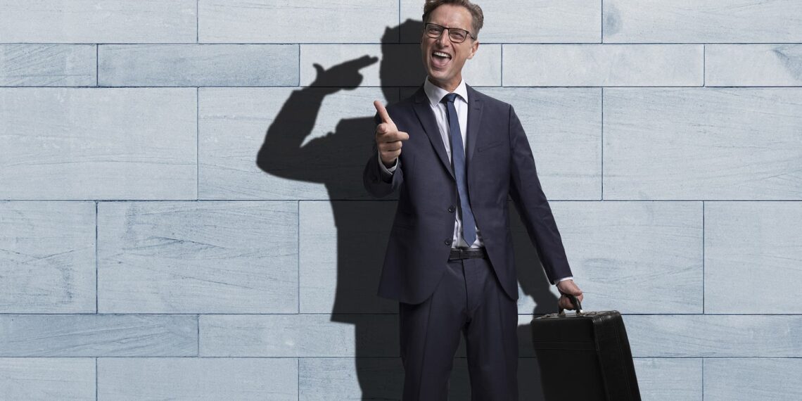 Anmelderroste Per Helge tager os tilbage på kontoret i nyt comedyshow