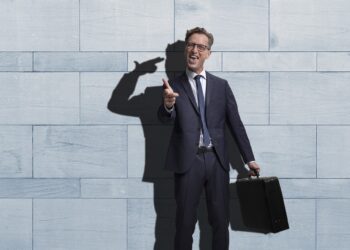 Anmelderroste Per Helge tager os tilbage på kontoret i nyt comedyshow