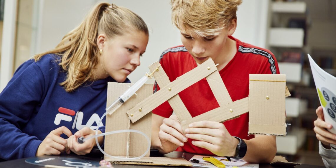 Elever på Saltum Skole bygger mobilholder, der aflaster ømme nakker