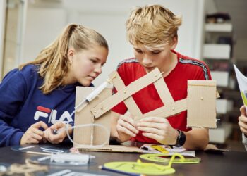 Elever på Saltum Skole bygger mobilholder, der aflaster ømme nakker