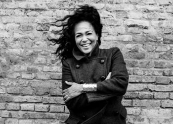 Danmarks ypperste jazzstemme: Caroline Henderson tilbage i Aalborg med intimkoncert