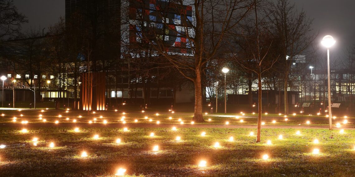 De Syngende (Jule)Træer tændes med julehygge for hele familien i Kildeparken