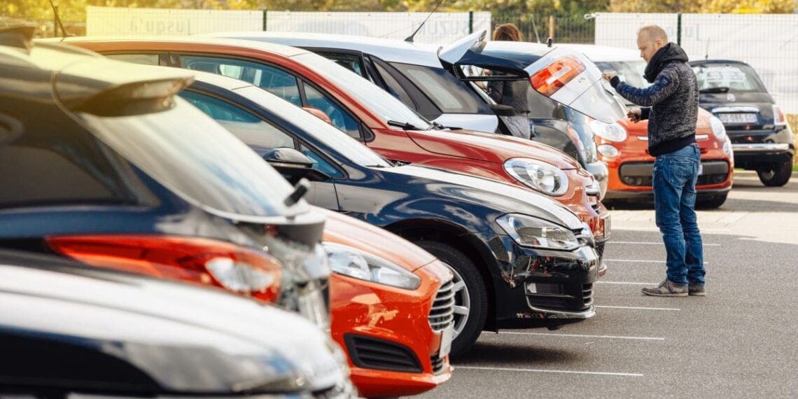 Stram privatøkonomi og recessionsudsigter udskyder bilkøbet