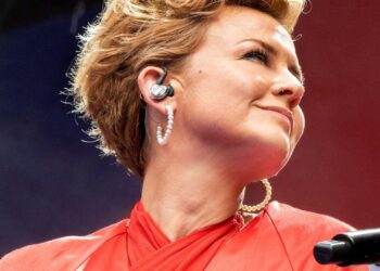 Farverig og kraftfuld pop fra Stine Bramsen