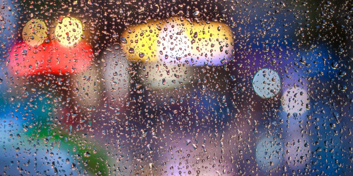 Frem med regntøjet: Kraftig regn hele dagen