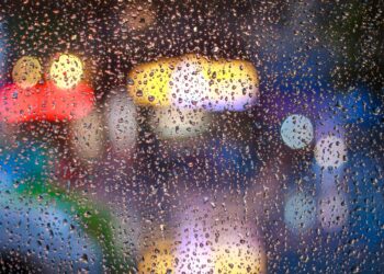 Frem med regntøjet: Kraftig regn hele dagen