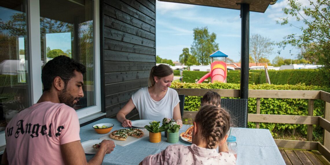 Campinghytter hitter også hos charterturister