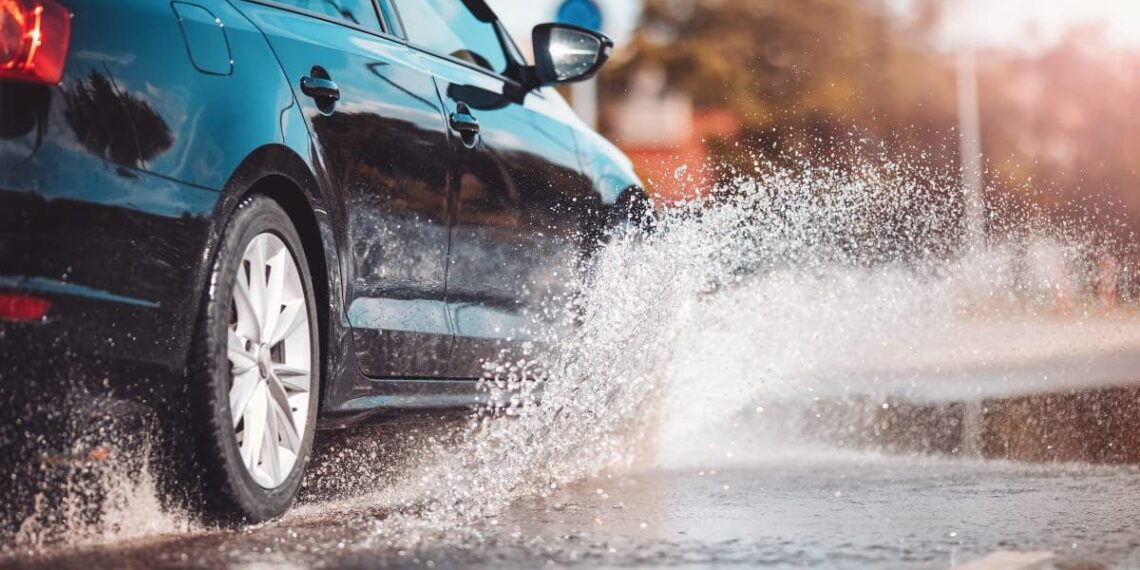 Rekordnedbør er skidt nyt for din bil: Det kan du gøre for at beskytte den