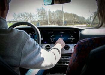 Vi ved det godt, men vi gør det alligevel – mobil bag rattet