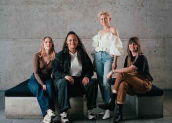 Stine Bramsen med akustisk koncert